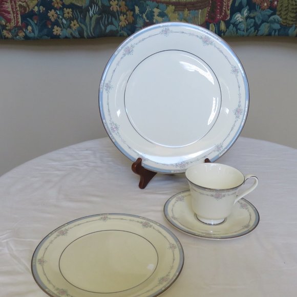 Royal Doulton fine china started set made in England - Picture 3 of 8